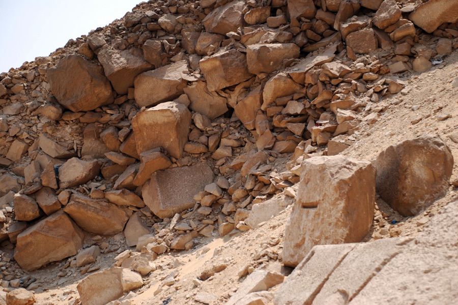 Rund um die Pyramide türmt sich der Schutt der Jahrtausende.