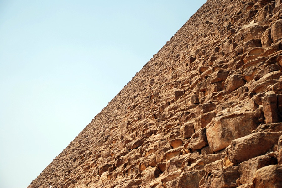 Der Kern der Pyramide besteht aus leicht rötlichem Kalkstein, daher der Name der „Rote Pyramide“