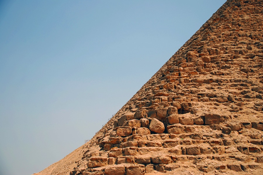Blick entlang der Kante. Die „Rote Pyramide“ weist etwas genauer nach Norden als die Pyramide von Meidum.