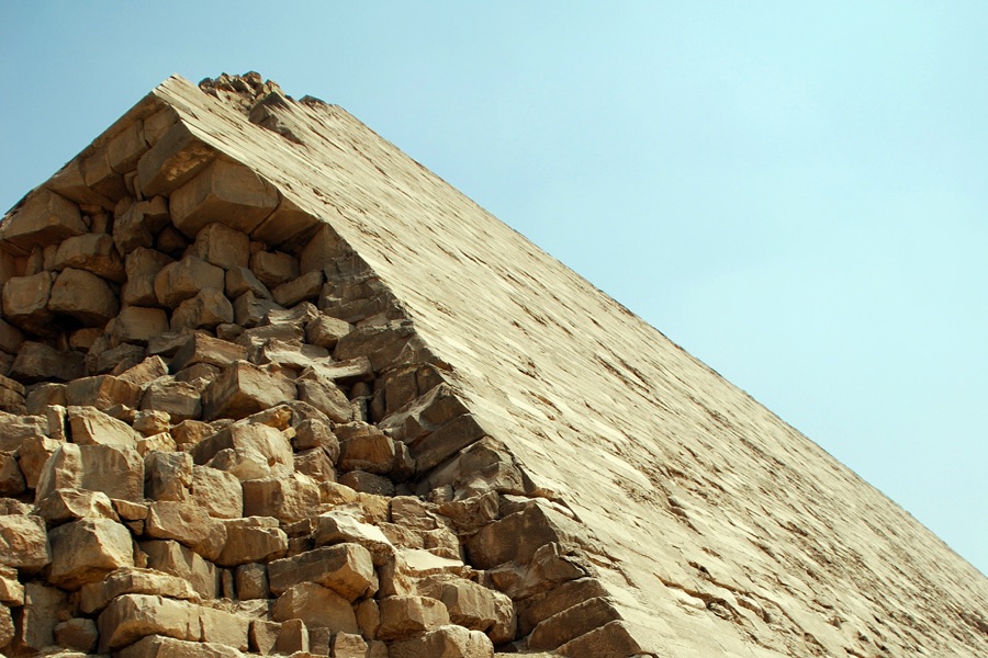 Der innere Aufbau der Knickpyramide: im unteren Bereich sind die Verkleidungssteine schräg nach innen verlegt. Dahinter befinden sich unbehauene Steine.