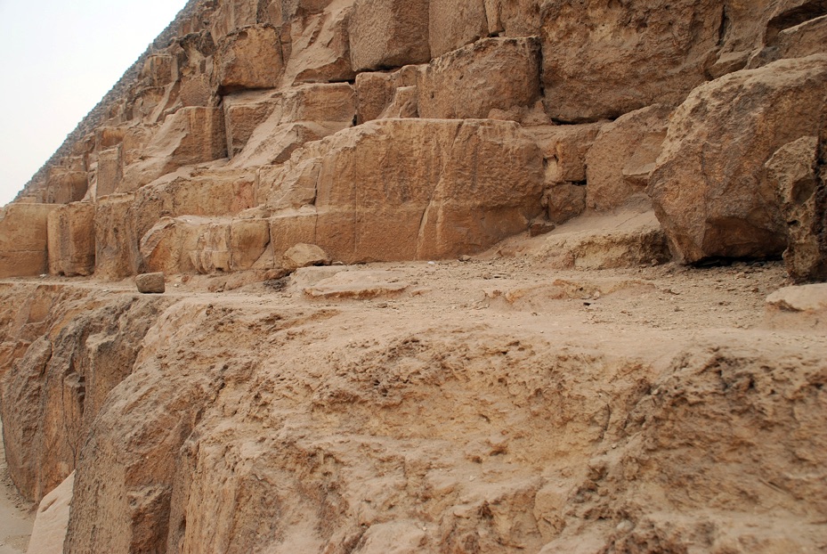 Als „backing stones“ werden jene Steinblöcke der Pyramiden bezeichnet, die hinter den Verkleidungssteinen liegen.
