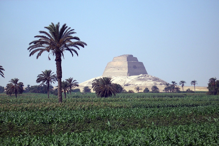 Die Pyramide von Meidum am Rande der Wüste. Sie wurde angeblich erst als Stufenbau errichtet und erst später zu einer „echten“ Pyramide umgebaut.