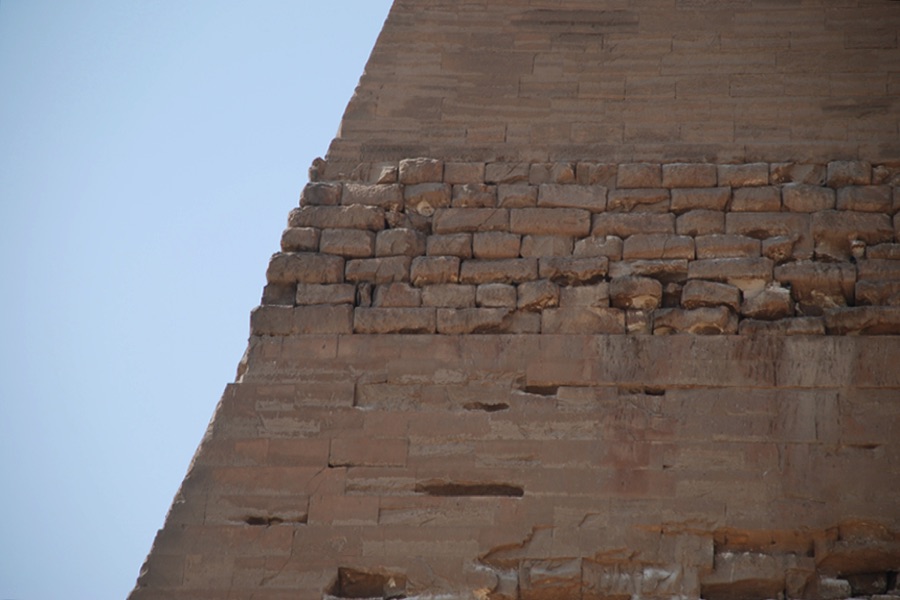 Das sogenannte „Raue Band“ wird als Indiz für eine Aufstockung der Pyramide gesehen.
