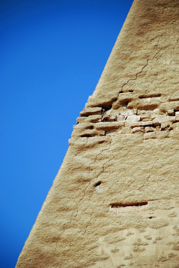 Der manchmal für Mörtel gehaltene Belag an der Pyramide ist das Werk von Sandwespen.