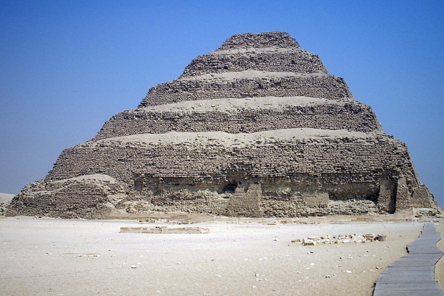 Mit 4600 Jahren ist die Pyramide der älteste Monumentalbau der Menschheit.
