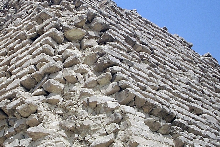 Die Verlegung der Blöcke an der Kante der Pyramide