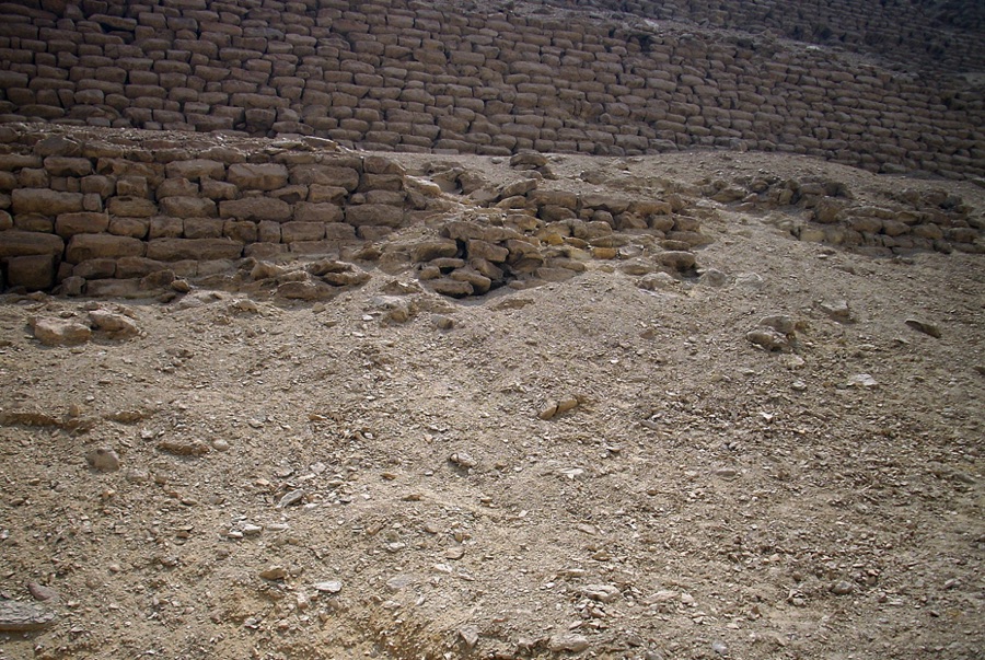 Die untersten Stufen der Djoser Pyramide