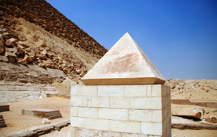 Pyramidion der Roten Pyramide - © Eckart Unterberger