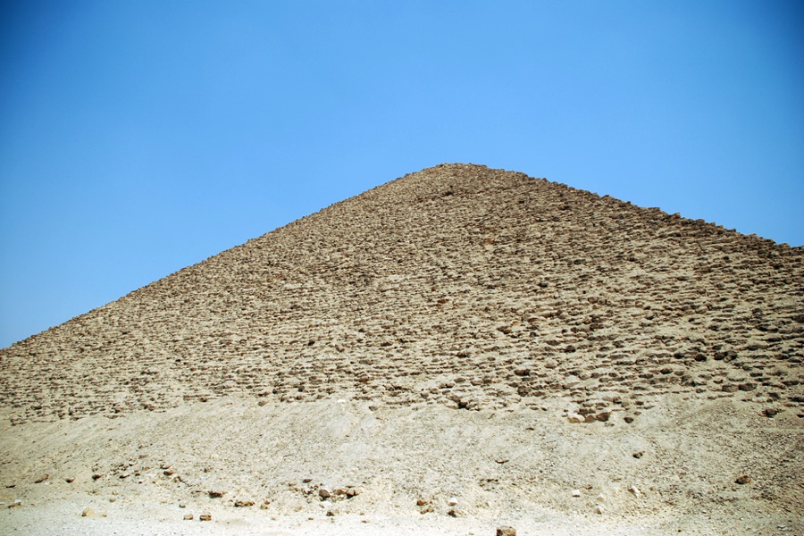Die Ostseite der Roten Pyramide.