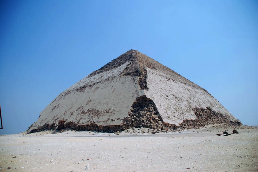 Die Knickpyramide von Dahschur: Angeblich wurde der Neigungswinkel verringert, um einen Einsturz der Pyramide zu verhindern, nachdem es zu Setzungen des Baukörpers gekommen ist. Dennoch wurde an der Pyramide über dem Knick noch bis auf die doppelte Höh