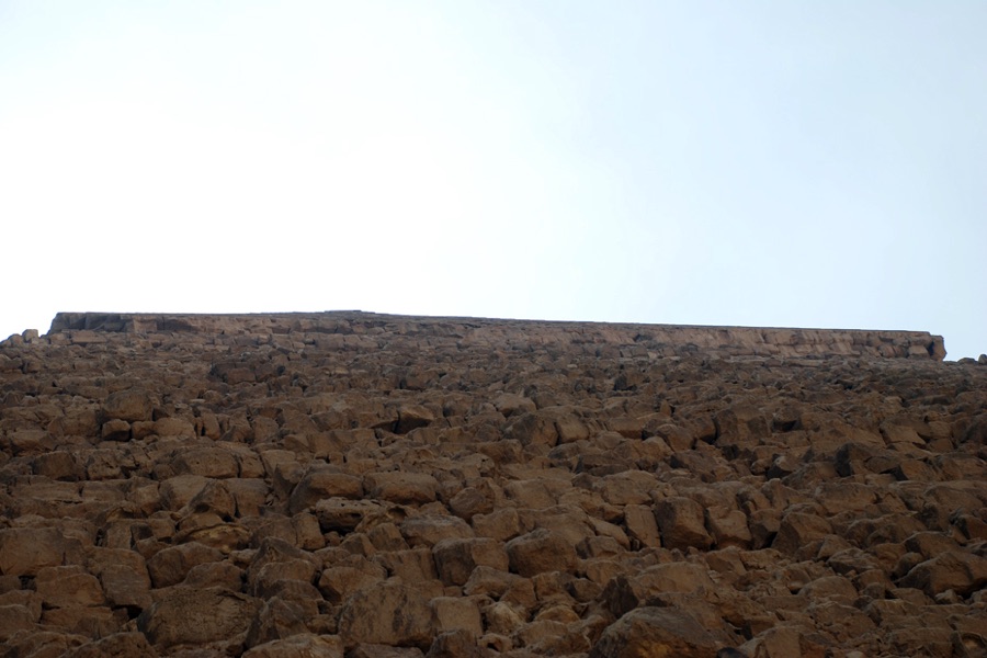 Blick auf die Chephrenpyramide mit der noch erhaltenen Verkleidung an ihrer Spitze.