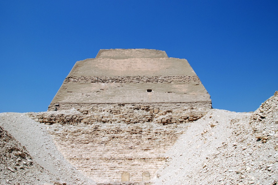Im Vordergrund die Reste des Totentempels mit zwei Stelen an der Ostseite der Pyramide.