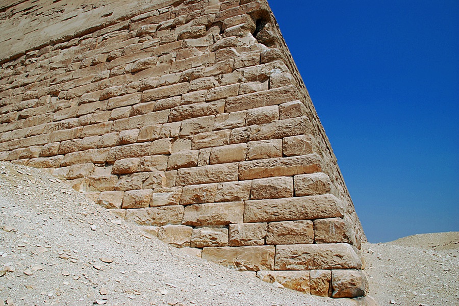 Trotz überaus genauer Bearbeitung weist die Pyramide nicht genau nach Norden, war dies ein Messfehler oder war es Absicht?