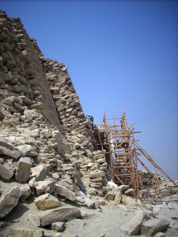 Die Pyramide des Djoser wurde mehrmals erweitert.